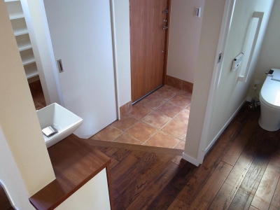 玄関手洗・シュークローク・トイレ (ワンフロアワンルームの木造住宅｜小平の家)