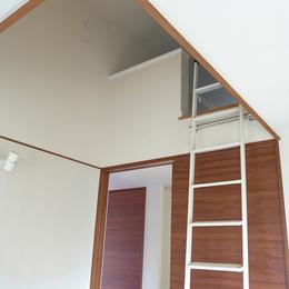 ワンフロアワンルームの木造住宅｜小平の家-子供室のロフト