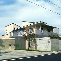 RC造の三世代住宅｜六条の家 (外観は水平線を強調したのびやかなデザイン)