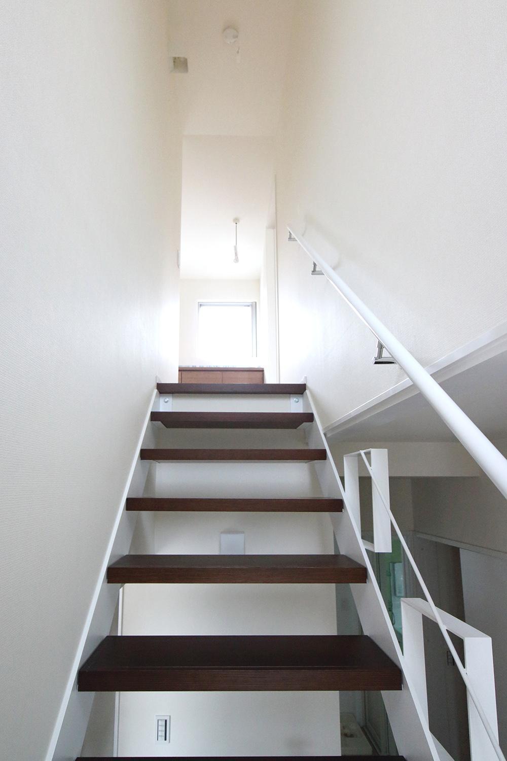 階段 (水平フラットな外観でまとめた木造｜東久留米の家)