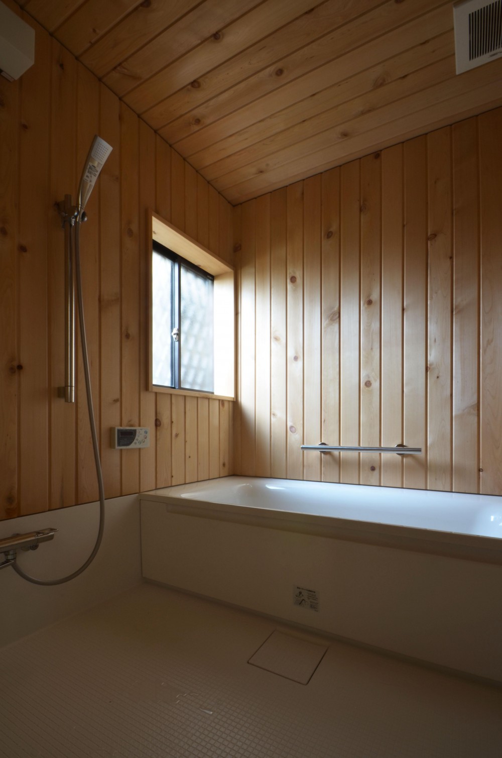 荻窪Ｋ邸－二世帯住宅を一世帯で使用、こだわりの部分リノベーション－ (青森ヒバの浴室)