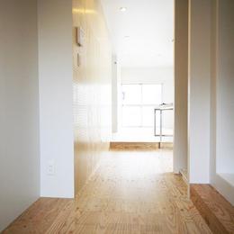 【マンション1LDK】シンプルなシングルライフスタイル (有孔ボードがある玄関廊下)