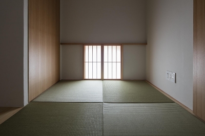 琉球畳の和室 (駅前通りの家)