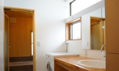逗子の家―気持ちの良い場所 (広くて明るい洗面室と浴室)