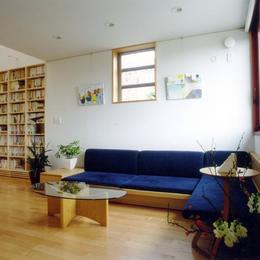 本棚に囲まれた一室空間の家-コーナーにしつらえられた落ち着いたソファーコーナーです。