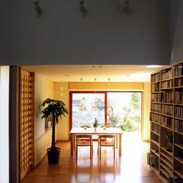 本棚に囲まれた一室空間の家 (本棚のある吹き抜け空間から食堂を見ました。)