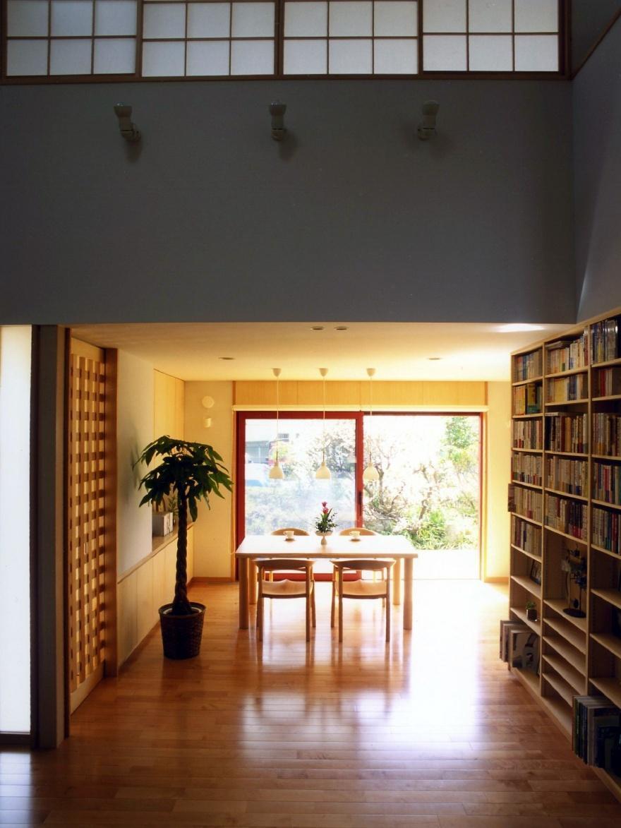 書斎事例：本棚のある吹き抜け空間から食堂を見ました。（本棚に囲まれた一室空間の家）
