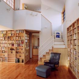 本棚に囲まれた一室空間の家 (本棚のある吹き抜け空間です。)