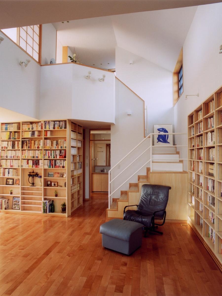 書斎事例：本棚のある吹き抜け空間です。（本棚に囲まれた一室空間の家）