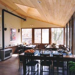 週末はレストランになる山奥の家 (週末は客席ですが、普段はテーブルのたくさんある居間兼食堂です。)
