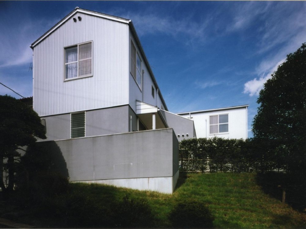 バリアフリーデッキのある家 (外観は当時出たてのガルバリウム鋼板を採用しています。)