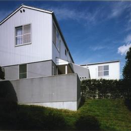 バリアフリーデッキのある家 (外観は当時出たてのガルバリウム鋼板を採用しています。)