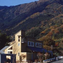 土間でつながる２世帯住宅 (丹沢の麓、七沢に建つ2 世帯住宅です。)