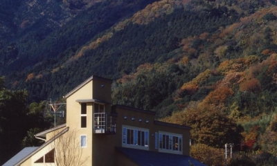 丹沢の麓、七沢に建つ2 世帯住宅です。｜土間でつながる２世帯住宅