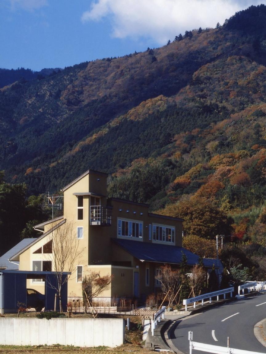 外観事例：丹沢の麓、七沢に建つ2 世帯住宅です。（土間でつながる２世帯住宅）