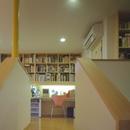 吹き抜けに面した書斎のある家の写真 階段踊り場から書斎を見ました。