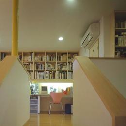 吹き抜けに面した書斎のある家 (階段踊り場から書斎を見ました。)