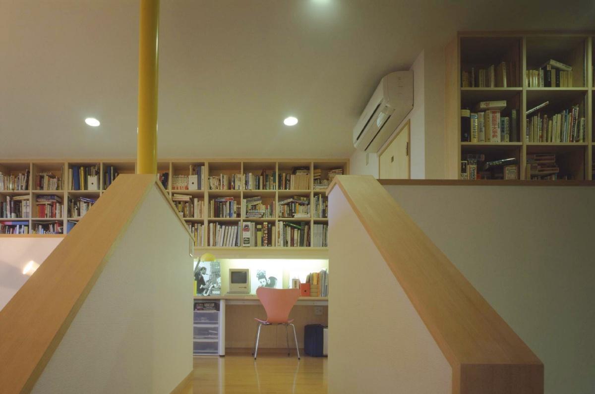 書斎事例：階段踊り場から書斎を見ました。（吹き抜けに面した書斎のある家）
