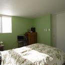 英国アンティーク家具の似合う家の写真 寝室の壁は薄い緑です。