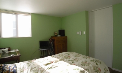 英国アンティーク家具の似合う家 (寝室の壁は薄い緑です。)