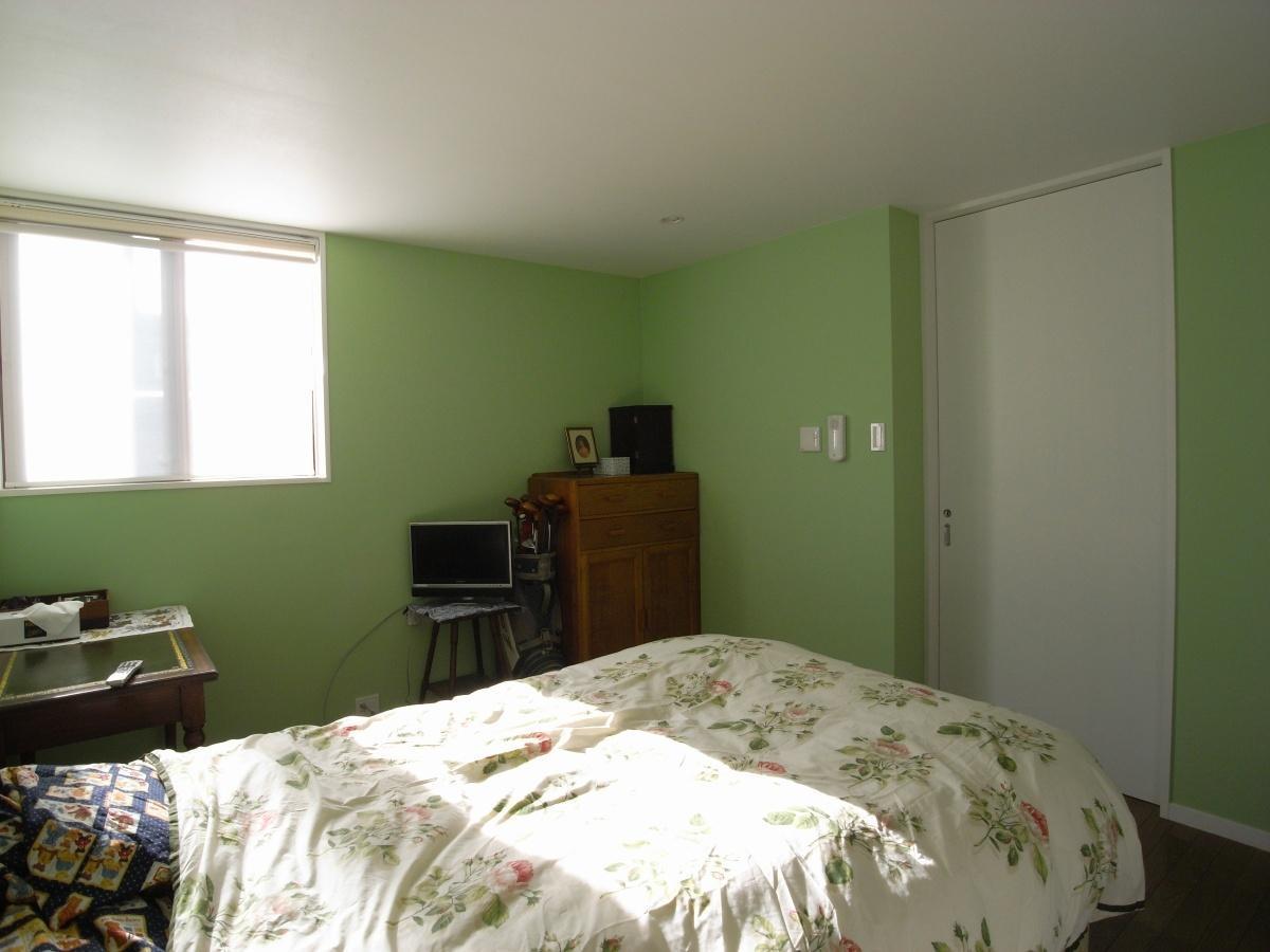 ベッドルーム事例：寝室の壁は薄い緑です。（英国アンティーク家具の似合う家）