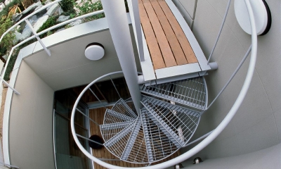 スタジオ鳥村ビル (魚眼レンズで撮影した10階中庭から屋上に上がる螺旋階段です。)