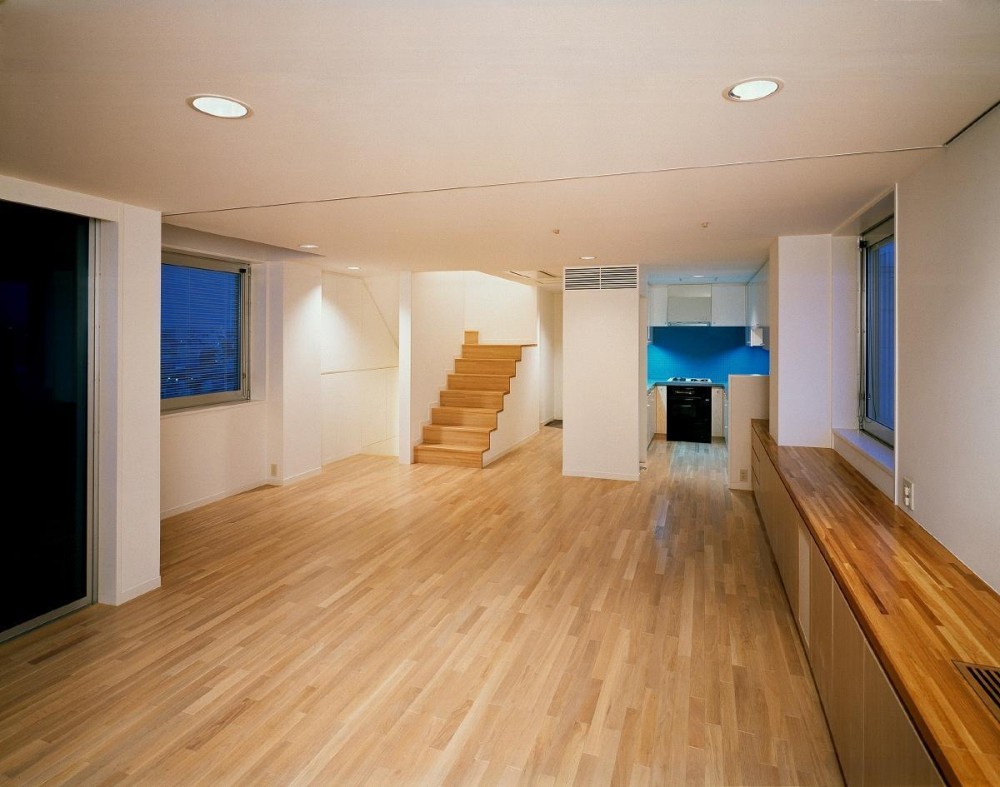 スタジオ鳥村ビル (リビング・ダイニングから、 キッチン・階段を見ています。)