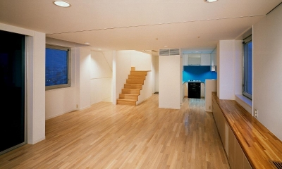 スタジオ鳥村ビル (リビング・ダイニングから、 キッチン・階段を見ています。)