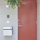 荻窪テラスハウス・アールグレイの写真 玄関のドアの色は建て主が色々検討の末 決定されたものです。