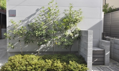荻窪テラスハウス・アールグレイ (左上が正方形が表札、右に見えるのが制作したゴミ箱です。)