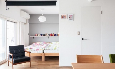 ベッドルーム｜H邸-渋谷方面が見下ろせる、抜けのある眺望を生かす
