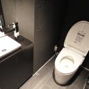 スタイリッシュなブラックモダンの写真 トイレ