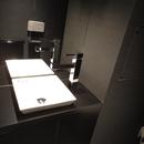 スタイリッシュなブラックモダンの写真 トイレ