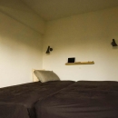 最小限のスペースで最大限のやりたいことを実現！２人の１ＬＤＫの写真 シンプルな寝室