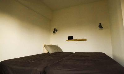 シンプルな寝室｜最小限のスペースで最大限のやりたいことを実現！２人の１ＬＤＫ