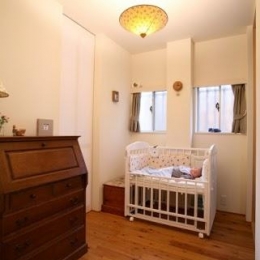 引戸でつながる　部屋が広がる-キッチンと寝室に使う和室の間にある小さなスペース