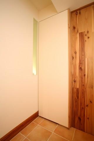 玄関事例：こだわりのタイル床と木目を生かしたぬくもりが広がる玄関（引戸でつながる　部屋が広がる）