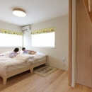 小さな吹抜けで つながる安心の写真 明るく開放的な子供部屋
