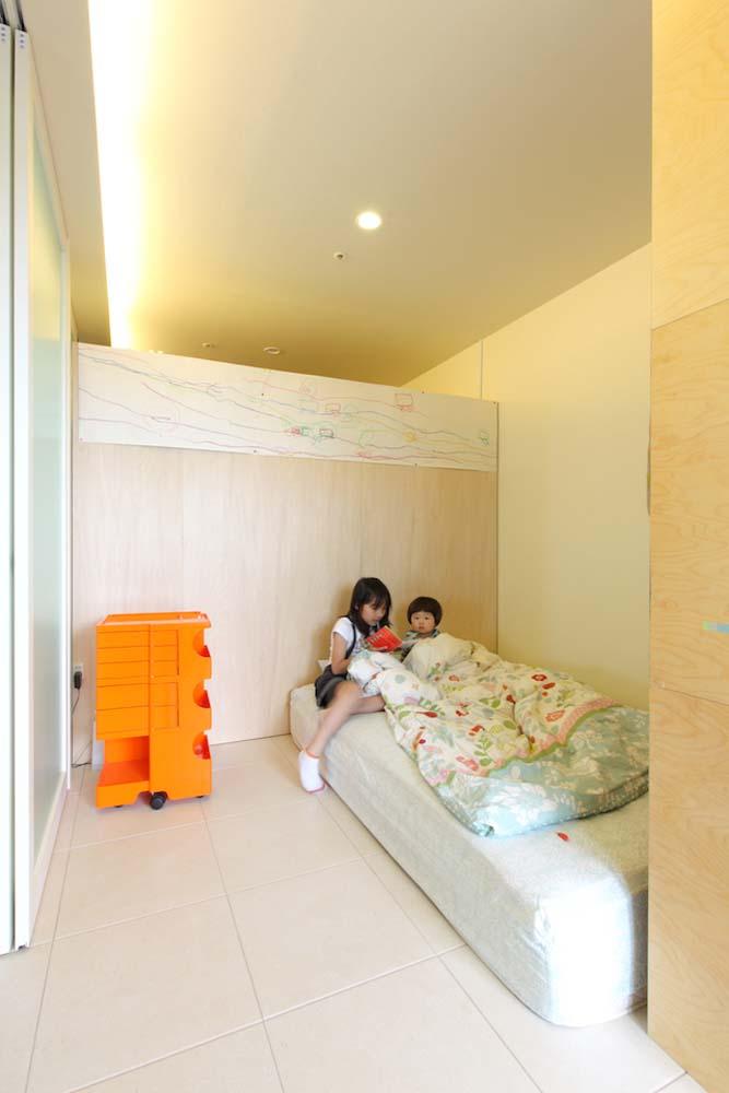 ベッドルーム事例：造作した可動式の収納家具で仕切られた寝室（マンションの間取りの不満を解決！ 光あふれるフラットな空間に）