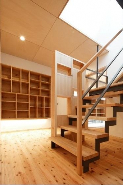 オープン型階段と壁収納 (當麻寺参道の家)