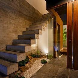 VERTICAL HOUSE （縦格子の家）-コンクリート片持ち階段