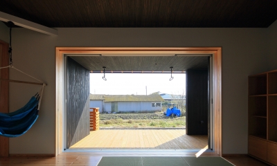 平塚町の家～20坪の豊かな暮らし～ (リビングより庭を見る)