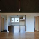 平塚町の家～20坪の豊かな暮らし～の写真 リビングよりキッチンを見る