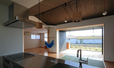 平塚町の家～20坪の豊かな暮らし～ (キッチンよりリビング・寝室を見る)