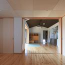 平塚町の家～20坪の豊かな暮らし～の写真 寝室よりリビングを見る