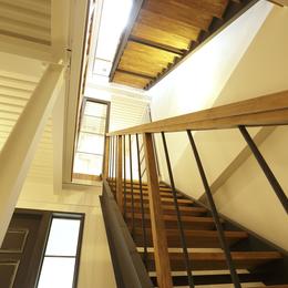 光差し込むスケルトン階段 (暮らし方自由自在　「KNY　2-11」)