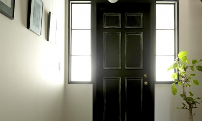 エイジング加工を施した玄関ドア。｜暮らし方自由自在　「KNY　2-11」