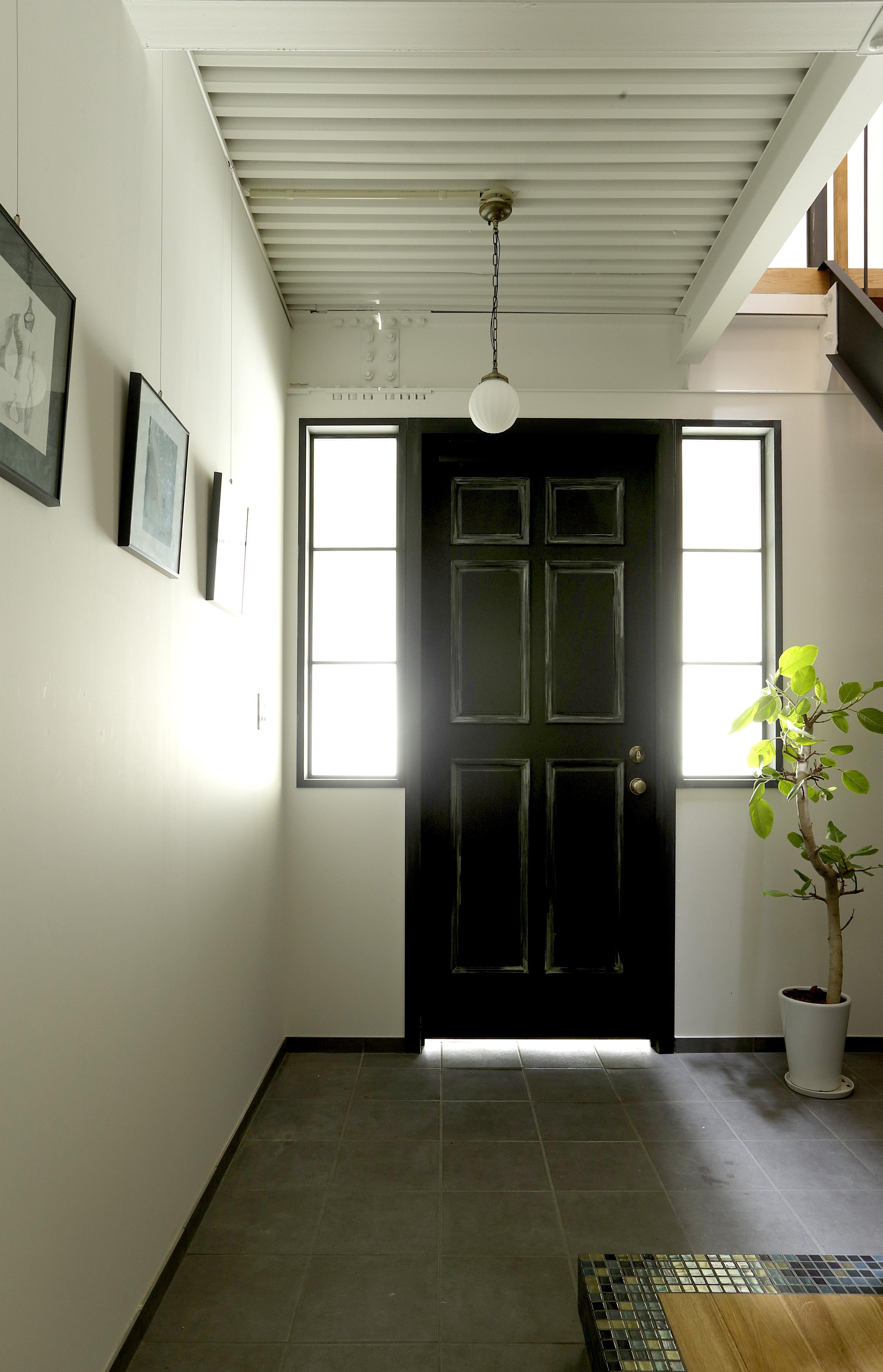 玄関事例：エイジング加工を施した玄関ドア。（暮らし方自由自在　「KNY　2-11」）