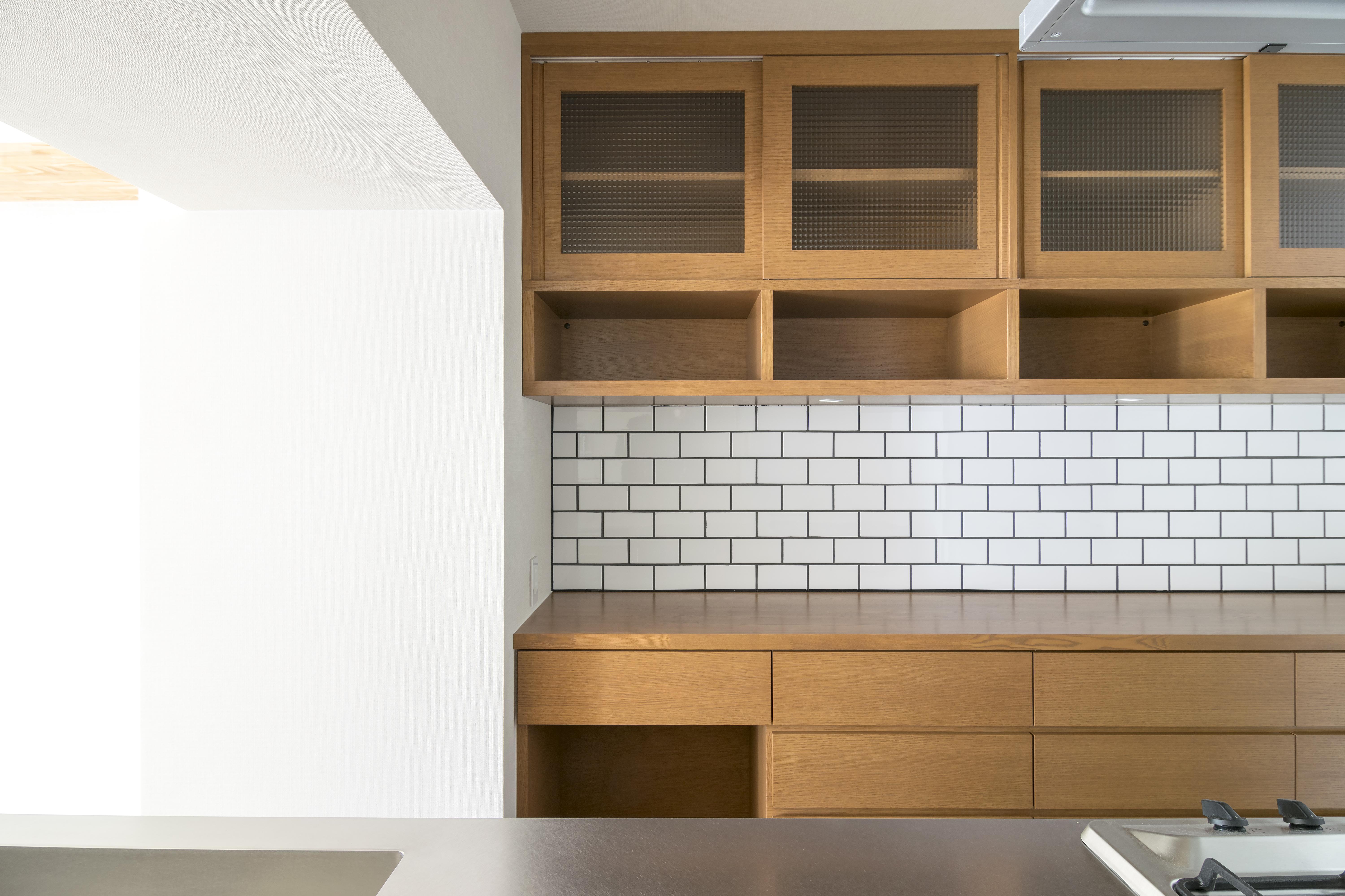 キッチン事例：食器棚とカップボードはオーク突板仕上げ（子どもの小上がりのある家　すくすくリノベーションvol.9）