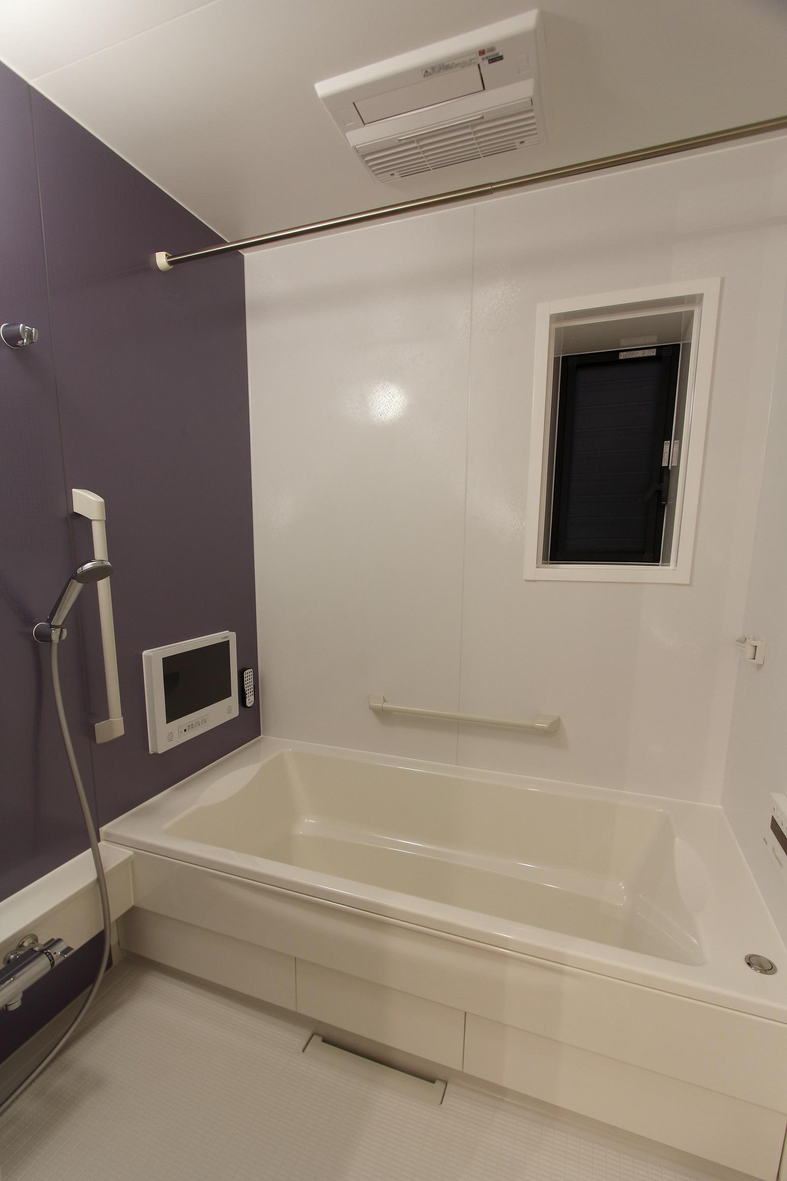 バス/トイレ事例：TV付き浴室（素材感を前面に押し出したヘアサロン兼住宅）